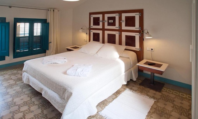Sant Feliu de Guixols Bed & Breakfast | Experience Oceanfront Bliss at Hotel Hostal Chic