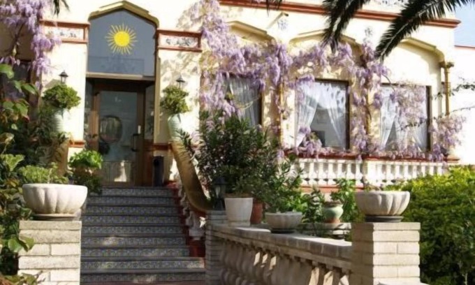 Sant Feliu de Guixols Hotel | Discover Comfort at Hotel Hostal del Sol with Pool & Spa