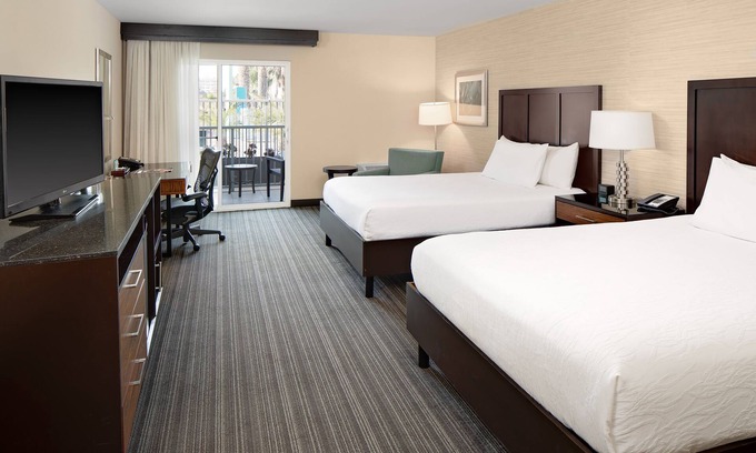 Marina del Rey Hotel | Modern Hotel in Marina Del Rey with Pool and Breakfast