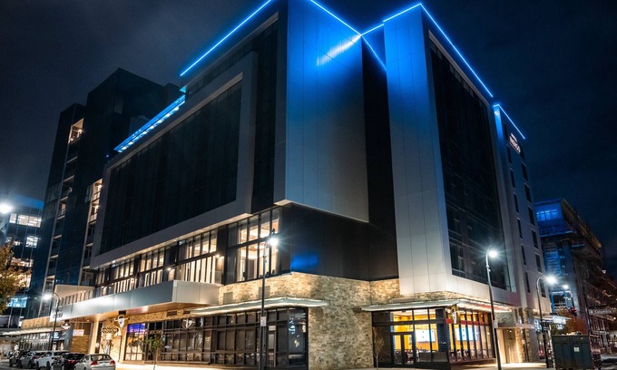 Downtown Vancouver Hotel | Guest Rated 9.2: Hotel Indigo Vancouver Dwtn with Spa & Dining