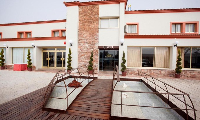 Alcazar de San Juan Hotel | Discover Hotel Insula Barataria: Family-Friendly Retreat