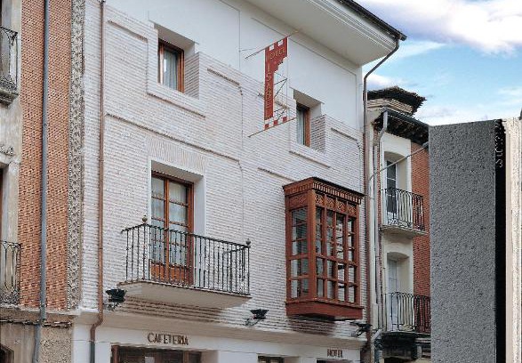 Briviesca Hotel | Hotel Isabel: Family-Friendly Stay with Pet Welcome
