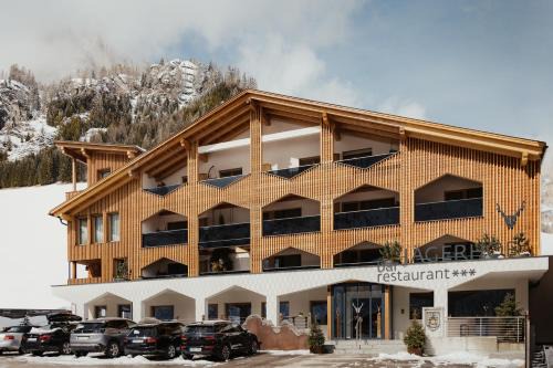 Colfosco Hotel | Inviting Hotel Jägerhof with Ocean Views and Spa Access