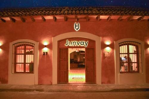 De Mexicanos Hotel | Unwind at Hotel Junvay: Oceanfront Bliss with Top Amenities