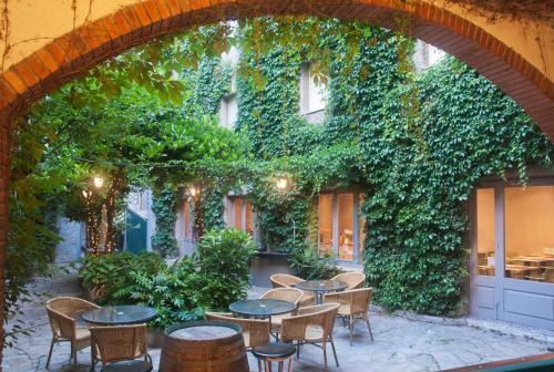 Mollerussa Hotel | Discover Hotel Jardí Apartaments: Poolside Comfort Awaits