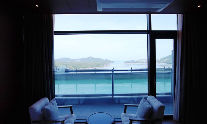 Dolsan-eup Hotel | Discover Hotel JCS Yeosu: Family-Friendly with Pool & Dining