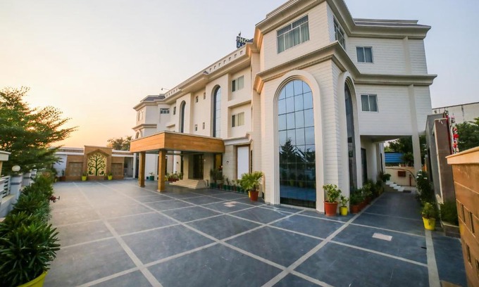 Jaipur Hotel | Budget-Friendly Hotel JJ Valley with Breakfast & Family Amenities