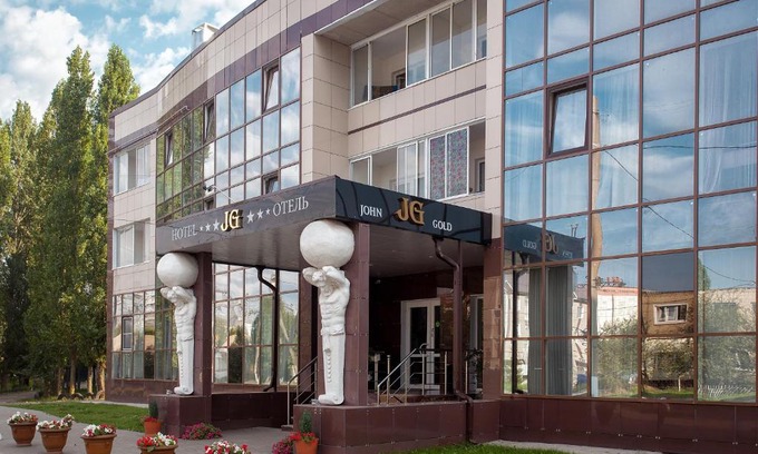 Anna Hotel | Discover Hotel John Gold: Pet-Friendly Oasis with Hot Tub