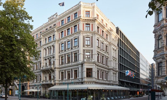 Helsinki City Centre Hotel | Elegant Hotel Kämp: Pet-Friendly Oasis with Spa Amenities