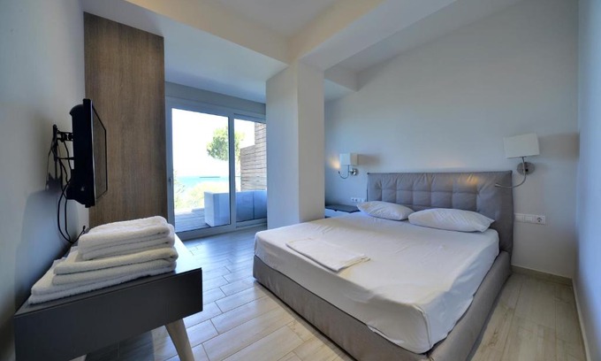 Loutra Oraias Elenis Hotel | Relax at Hotel Kakanakos: Oceanfront Bliss Awaits
