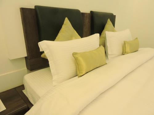 Khambhaliya Hotel | Guest Rated: Hotel Kalyan's - Mansingh Inn with Fireplace