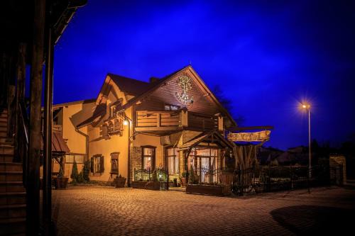 Wolbrom Hotel | Discover Karczma Klimtówka: Pet-Friendly & Family Amenities