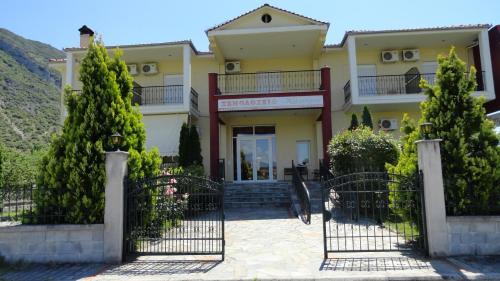 Servia Hotel | Welcoming Hotel Kastro: Pet-Friendly with Breakfast Included