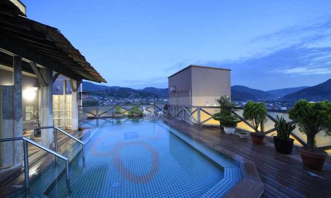 Ureshino House | Discover Hotel Kasuien: Family-Friendly with Hot Tub