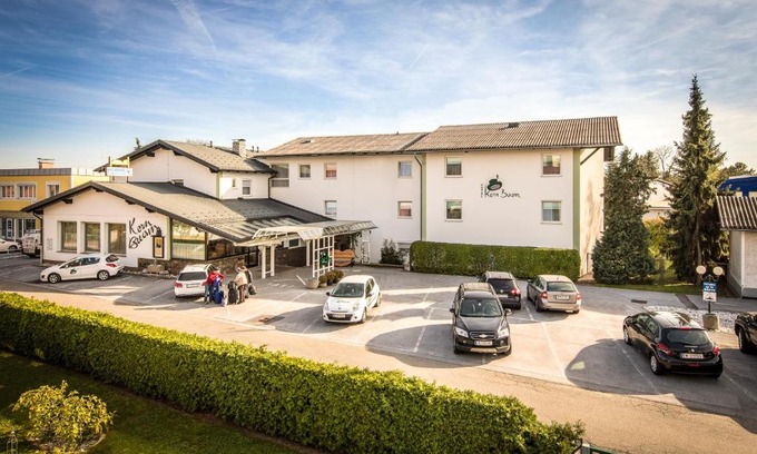 Graz-Straßgang Hotel | Ideally Located Hotel Kern Buam with Ocean Views