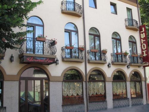 Dragasani Hotel | Discover Hotel Kilometrul Zero: Rated 9/10 with Family Amenities