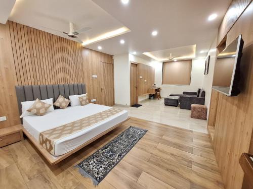 Kolar Road Hotel | Family-Friendly Hotel Krishna Pride - Rated 9.7/10 by Guests
