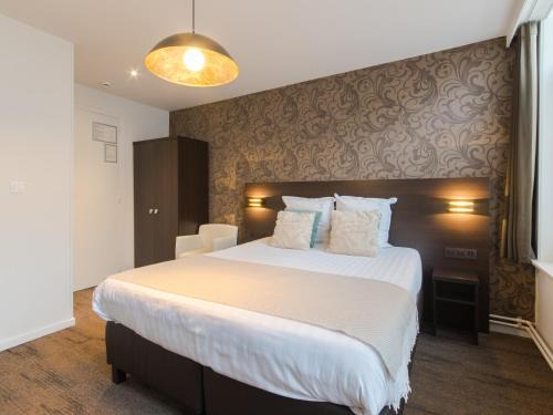 Middelkerke Hotel | Hotel Kristoffel: Oceanfront Stay with Breakfast Included