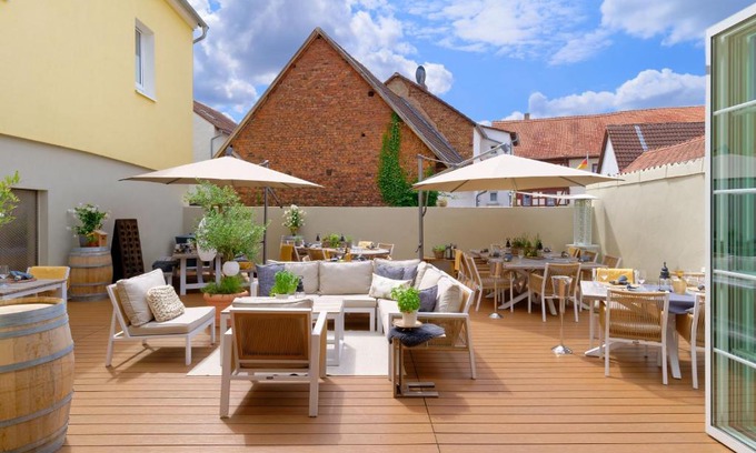Wasserlos Hotel | Discover Hotel Krone: Pet-Friendly Retreat with Dining