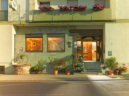 Roemerberg Hotel | Comfortable Stay at Hotel Lösch Pfälzer Hof with Dining