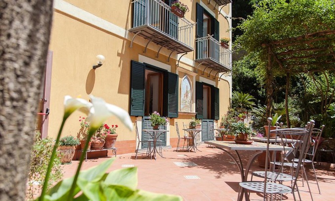 Atrani Hotel | Charming Hotel L'Argine Fiorito with Renowned Restaurant
