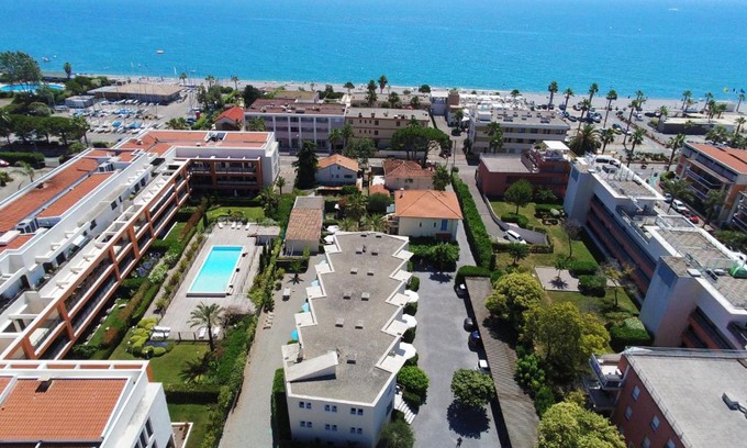 Villeneuve Loubet Beach Hotel | Inviting Hotel l'Etape - Oceanfront with Breakfast Included