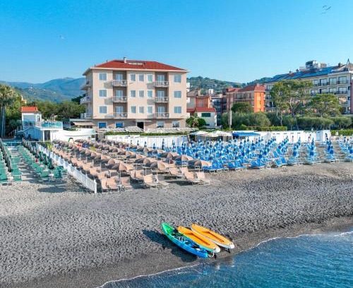 Diano Marina Hotel | Discover Hotel La Baia: Oceanfront Bliss with Great Amenities