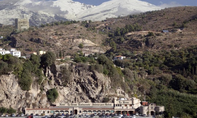Velez de Benaudalla Hotel | Discover Comfort at Hotel La Brasa with Great Amenities