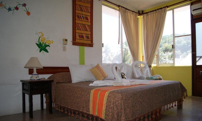 Puerto Angel Hotel | Discover Hotel La Cabaña: Oceanfront Haven for Families