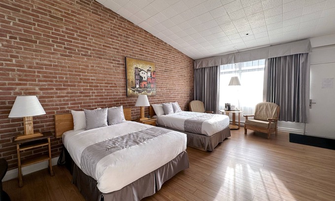 Baie Comeau Hotel | Inviting Hotel La Caravelle with Pool and Family Amenities