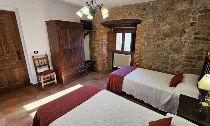 Ledesma Apartment | Cozy Hotel La Clerecía de Ledesma - Twin Room Retreat
