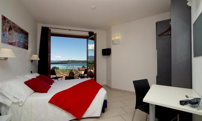 Cadrezzate Hotel | Delightful Hotel La Locanda with Private Beach & Ocean Views