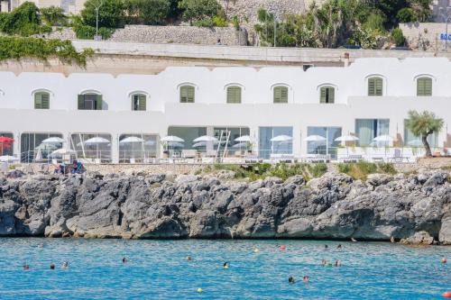 Castro Marina Hotel | Discover Hotel La Roccia: Oceanfront Retreat with Hot Tub