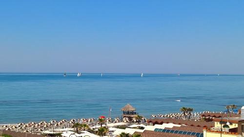 Quartiere XXXIII Lido di Ostia Ponente Hotel | Hotel La Scaletta: Oceanfront Escape with Pool & Beach Access