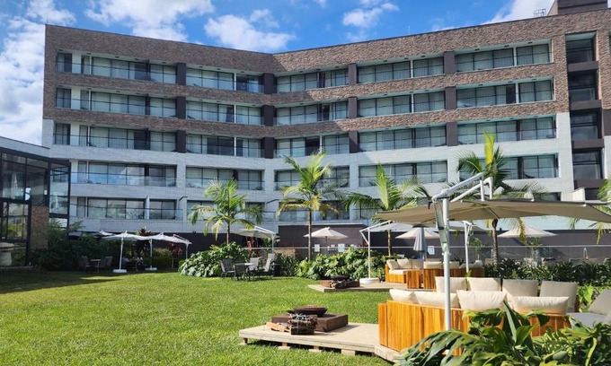 Rionegro Hotel | Discover Hotel Lagoon: 5-Star Comfort with Pool & Hot Tub