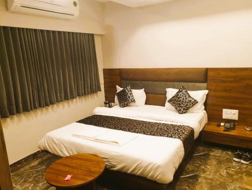 Vastrapur Hotel | Hotel Lake Palace Ahmedabad