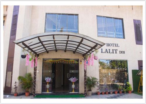 St.Stanislaus Villa Hotel | Discover Hotel Lalit Inn: Family-Friendly with Pool & Dining