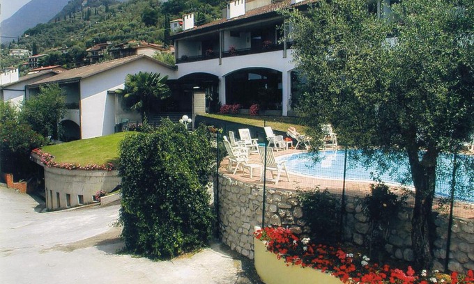 Malcesine Hotel | Hotel Laura Christina: Oceanfront Oasis with Modern Amenities