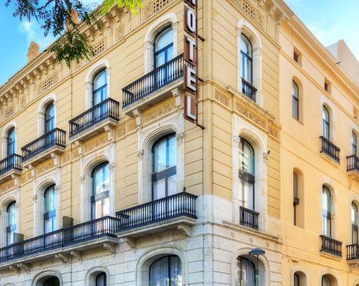 Tarragona Hotel | Pet-Friendly Hotel Lauria with Oceanfront Views & Pool