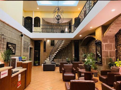 Leon Hotel | Discover Comfort at Hotel León Inn with Pool and Dining