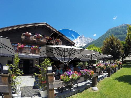Les Praz-de-Chamonix Hotel | Discover Comfort at Hotel Le Castel - Pet Friendly Retreat