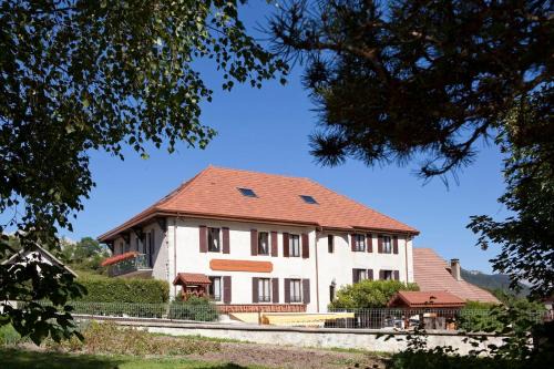 Gresse-en-Vercors Hotel | Relax at Hotel le Chalet: Pool, Spa & Oceanfront Bliss