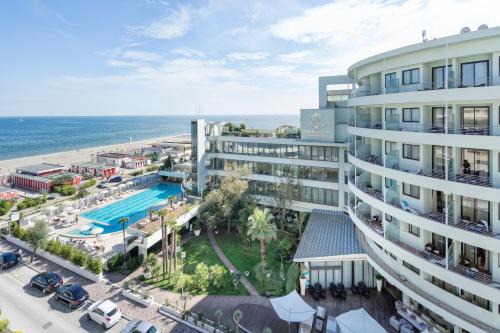 Milano Marittima Hotel | Oceanfront Bliss at Hotel Le Palme - 4-Star Resort Escape