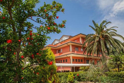 Massaciuccoli Hotel | Oceanfront Bliss at Hotel Le Rotonde with Pool & Hot Tub