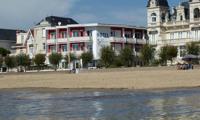 Royan Hotel | Relax at Hotel Le Trident Thyrsé with Ocean Views & Breakfast