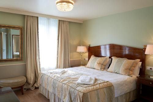 Servieres-le-Chateau Hotel | Cozy HOTEL Les Contes de Bruyeres: Pet-Friendly Retreat