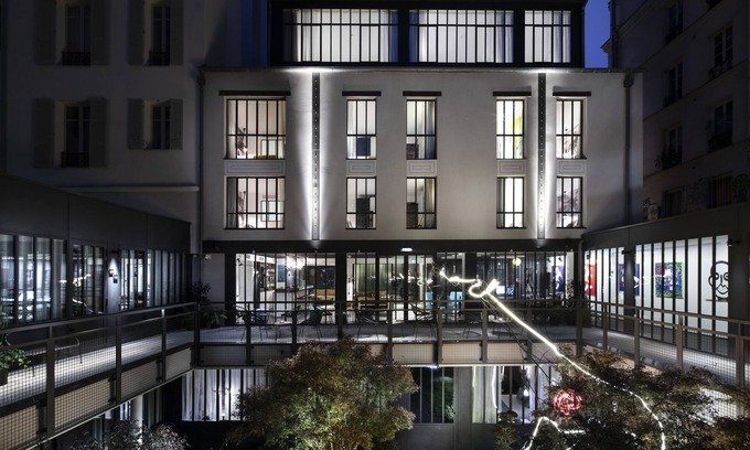 Quartier Saint-Ambroise Hotel | Discover Hotel Les Deux Girafes: 4-Star Eco-Friendly Retreat