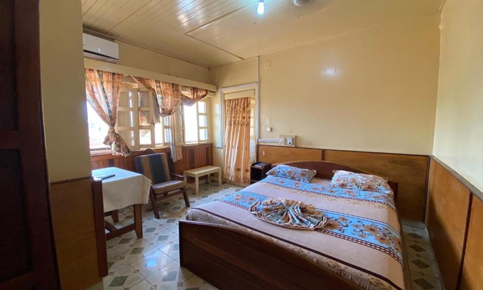 Bimbo Hotel | Discover Hotel Levy's: Family-Friendly Stay with Breakfast
