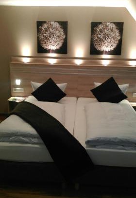 Warstein Hotel | Welcoming Hotel Lindenhof: Family-Friendly with Hot Tub