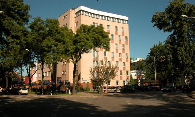 Srodmiescie Hotel | Budget-Friendly Hotel Logos: Pet Friendly & Family Welcoming